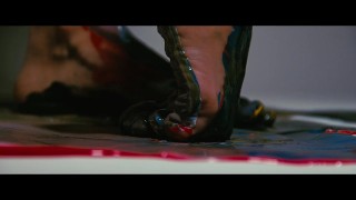 Pies Sensuales Jugando con Pintura - Arte & Erotismo en Cada Huella