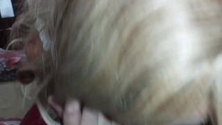 La mucama hace servicio VIP, por eso se va con la concha y el culo lleno de leche