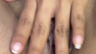 Me masturbo durante una videollamada. Goteo coño mojado y poderoso orgasmo