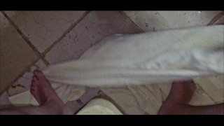 lo pompo come si deve e mi ripaga con una grossa sborrata sui capelli