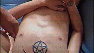 Engolindo a pika do meu pai e cheirando a pentelhada dele