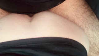 mi amigo me cabalga hasta que no puedo mas y me corro dentro de su culo