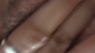 Chica caliente tocándose y pensando en el