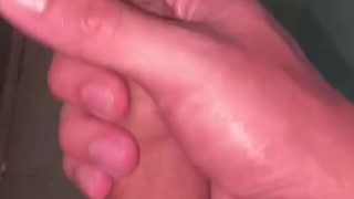 Me hago la paja en mi baño y me vengo todo