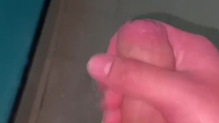Me hago la paja en mi baño y me vengo todo