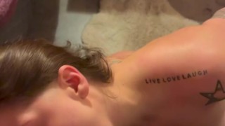 A mi vecina le encanta chupar hasta el fondo