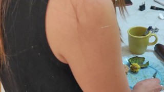 Hermanastra viene a darme una mano con la limpieza del hogar , me ayuda en ropa interior. Big ass