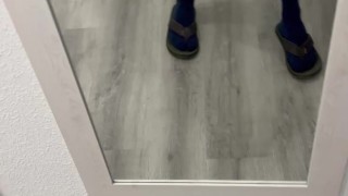 Polla grande frente al espejo de una persona especial