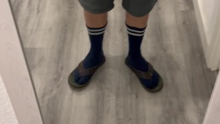 Polla grande frente al espejo de una persona especial