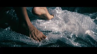 Explosión de placer: Jugando con papel de burbujas bajo mis pies 🫧👣