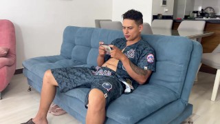 Seduzco y saboreo la gran verga de mi roomie mientras el juega en su teléfono - CAMILA HENAO