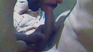 Botando o papai pra mamar e gozando na boca dele