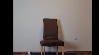 Latexschlampe fickt sich mit großem Dildo