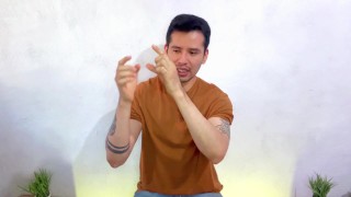 Enfermo de la cruz roja dotado de 20cm de verga y joven universitario se hacen sexo oral en la ducha