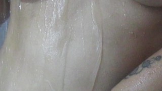 TOMANDO UNA DUCHA SOLA