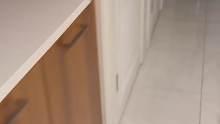 当我工作完回到酒店推开门惊呆了
