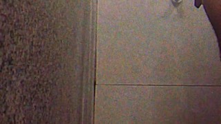 Tomando banho no vestiário da academia