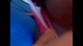 Parlo al telefono con la mamma mentre il porcone mi stuzzica la figa