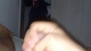 Chico Cachondo Masturbándose Mientras Sostiene TU Cabeza y Te Hace Mirar Hasta que Se Corre