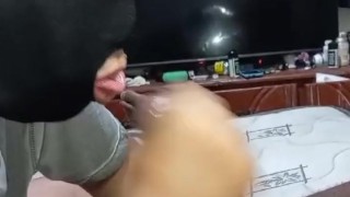 Yo le chupo la enorme y gruesa verga a mi vecino y se viene en mi boca.