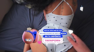 Hermanastra deja la puerta abierta para que vea su sexy pijama y no me resistí a follar su coño