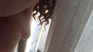 Esposa folla al empleado del hotel delante de una ventana, se corre en su cara y los vecinos mirando