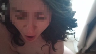 Esposa folla al empleado del hotel delante de una ventana, se corre en su cara y los vecinos mirando