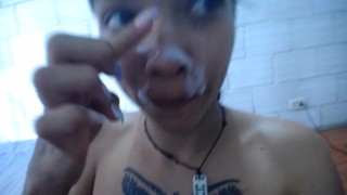 latina chupando polla hasta que se corran en su cara