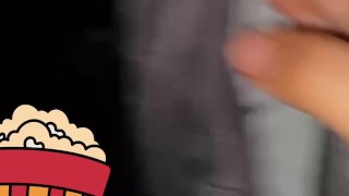 Mi amiga se rifo una Mamada en el Cine