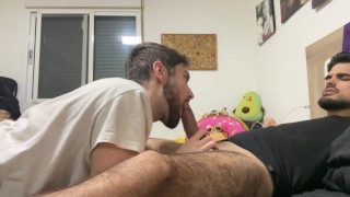 joven me la chupa hasta que me corro en su garganta