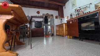 Ho lavato l'idraulico di squirt e lui mi ha sfondato la figa (cuckcold,roleplay)