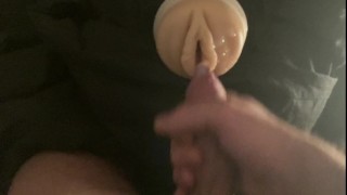 Je baise sa grosse chatte fleshlight jusqu’à l’ejaculation