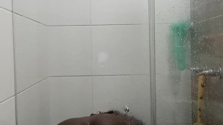 Me mojé en la ducha y terminé aún más mojada después