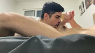 haciendo que mi compañero de piso se corra en mi boca