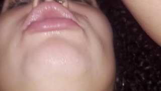 Milf infiel hace CUM en la boca de una lesbiana cachonda en el SAUNA