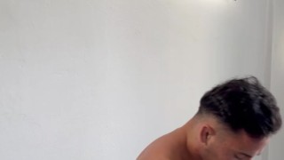 Argentino se masturba solo pensando en su hermanastra hasta acabarse en el pecho