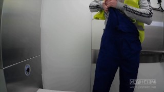 Rico Loko alias Ondrej Seno in toilet (Charlie Reed,Paul Mason,Tony Sweet)