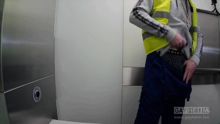 Rico Loko alias Ondrej Seno in toilet (Charlie Reed,Paul Mason,Tony Sweet)