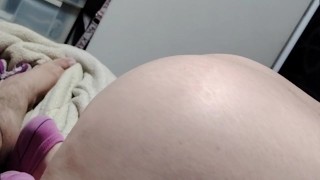 Madura culona se masturba