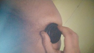 Засунул себе в жопу анальную пробку
