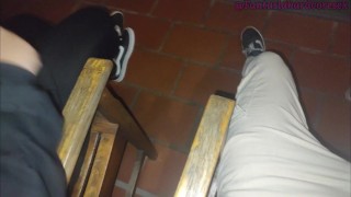 Una mamada abajo de la lluvia hace que uno de nuestros vecinos casi nos descubran