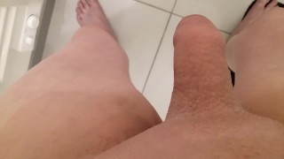 Masturbe (234) with one testicle