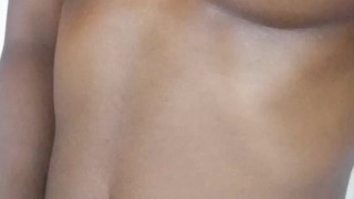 Hermanastra perversa disfruta masturbarse encima de las bragas