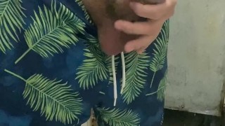 TURRO LLEGA Y SE PAJEA EN EL BAÑO MIENTRAS SE BAÑA