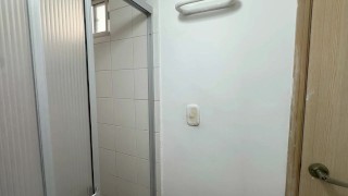 Mi hermanastra me ve bañándome y le pido que se quede para meterle mi rico pene por su estrecho culo