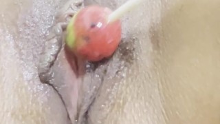 Roomie me ENGAÑA para chupar su COÑO con un dulce