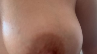 Lubrico mis tetas para un rico masaje
