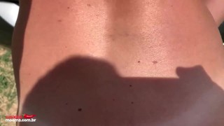 O corno cuckold me levou para o mato e me fodeu em público