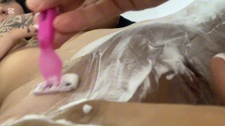 "Déjamela suavecita para que me puedas follar!" Madrastra traviesa pide a su hijastro que le afeite