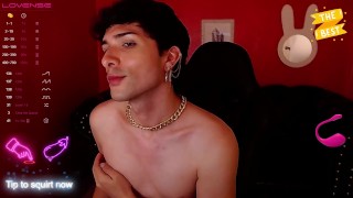 Twink gay colombiano latino juega con su caliente cuerpo en cámara para seducir a un cliente millona